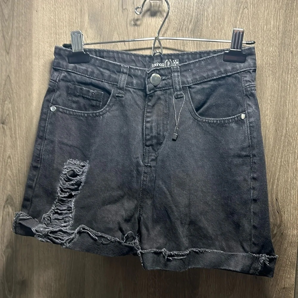 BOOHOO High Waisted Distressed‎ Shorts